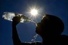 آیا نوشیدن آب به تنهایی برای تحمل گرمای هوا کافی است؟