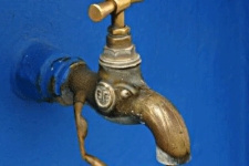 کمبود فشار آب درسرپلذهاب/از کولرهایی که از کم آبی خاموش شده تا شهروندانی که آب ذخیره می کنند