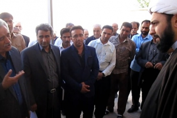 اجتماع مردم گیلان غرب در اعتراض به تغییر فرماندار شهرستان/ امام جمعه: جا به جایی ها از اختیارات دولت است/ کرم محمدی فرماندار شد + تصاویر