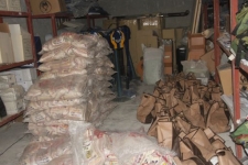 توزیع  سبد کالای رمضان در بین خانواده های نیازمند تحت حمایت کمیته امدادشهرستان