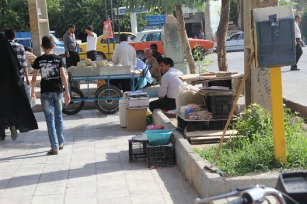 از شیر مرغ تا جان آدمیزاد در کنار خیابان های سرپل ذهاب/ دستفروشانی که موی دماغ شهرنشینی شده اند