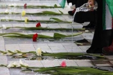 میهمانی لاله ها درگلزارشهدا / قبورمطهرشهدای سرپلذهاب غبار روبی وعطرافشانی شد