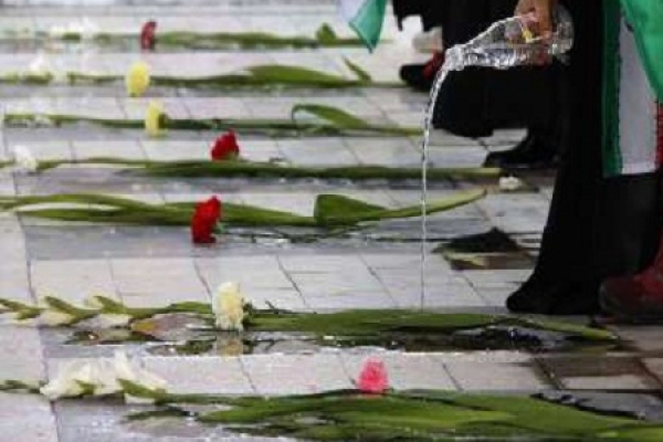 میهمانی لاله ها درگلزارشهدا / قبورمطهرشهدای سرپلذهاب غبار روبی وعطرافشانی شد