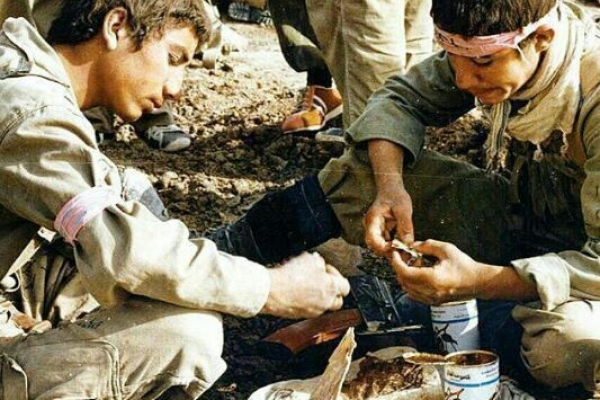 قانع بودند و راضی..