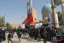 تجمع بزرگ عزاداران در روز تاسوعا/ وقتی جوانان هیئت به یاد ابالفضل العباس(ع) برسروسینه زدند