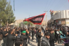 سوگواری علمداران جوان انقلاب اسلامی به یاد علمداردشت کربلا/ وقتی صحن مطهر مملوب از عشاق ابالفضل(ع) می شود