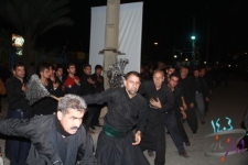 سوگواری عزاداران حسینی در شب عاشورا/ وقتی سوگ حسین (ع) خون از دیدگان جاری می کند