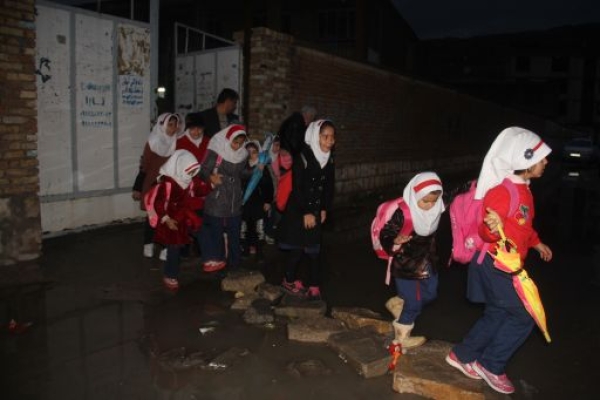 مشقاتی که بارندگی برای دانش آموزان سرپلذهابی ایجاد می کند/ رفتن به مدرسه پس از پرش از موانع + تصاویر