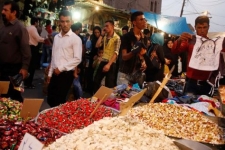 از تکاپوی مردم برای خرید شب عید تا تلاش مغازه ها برای جذب مشتری بیشتر / وقتی بازار شهر به انتظار واریز یارانه ها می نشیند