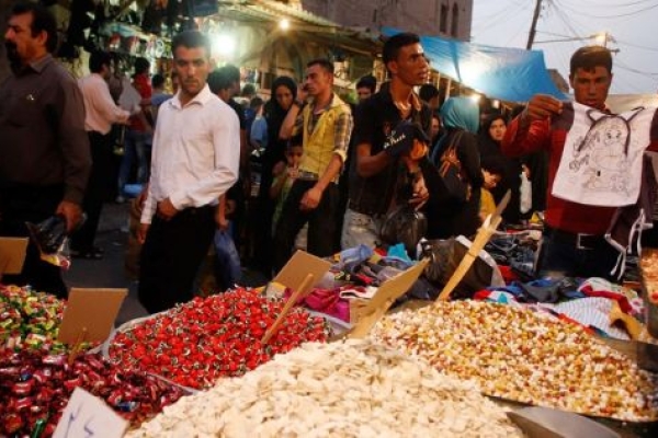 از تکاپوی مردم برای خرید شب عید تا تلاش مغازه ها برای جذب مشتری بیشتر / وقتی بازار شهر به انتظار واریز یارانه ها می نشیند