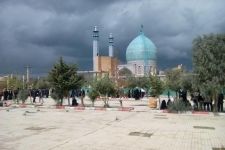 چشم انتظاری اموات درآخرین پنجشنبه سال / وقتی یک سنت قدیمی مزارستان های شهر را مملوب از جمعیت می کند