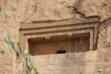  گوردخمه دکان داوود اثری به جامانده از دوره هخامنشی / از تصویرحجاری شده بردل کوه تا طبیعت سبزی که پذیرای گردشگران می شود