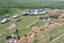 استقبال بی نظیر گردشگران نوروزی از طبیعت زیبای روستای پیران/ وقتی بزرگترین آبشار کشور میزبان میهمانان نوروزی می شود