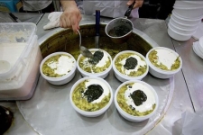 ازقیمتهای مختلف افطاری گرفته تا تغییر کار بسیاری از مغازه های شهر برای فروش افطاری / وقتی توزیع افطاری های رنگارنگ سفره درآمد دوره گردها در شهرستان می شود