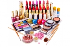 اقلام تاریخ مصرف گذشته تا وسایلی که حاوی مواد غیراستاندارد وغیربهداشتی است / تهدید سلامت شهروندان با مصرف نابجا و بی رویه لوازم آرایشی و بهداشتی غیرمجاز