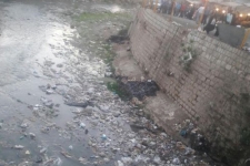 وقتی رودخانه ای از زباله درمرکز شهر تشکیل می شود /ازمشکلات زیست محیطی تا وجودانواع بیماریهای مختلف 