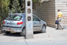 پایمال شدن حقوق عابرین پیاده درروز روشن / وقتی خودروها به حریم پیاده رو خیابانها تجاوز می کنند