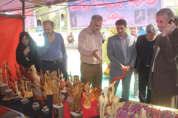  صنایع دستی می تواند در اشتغالزایی منطقه مؤثر باشد / افتتاح نمایشگاه محصولات صنایع دستی در شهرستان