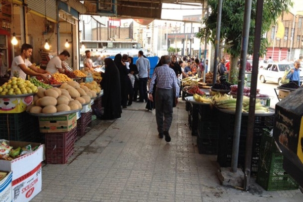 وقتی بخشی از عرض پیاده رو به تملک مغازه داران درمی آید/ از ایجاد بی نظمی در شهر تا تضعیف حقوق شهروندان