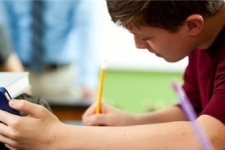 لزوم ممنوعیت استفاده از تلفن همراه درمدارس / از عدم استفاده صحیح دانش آموزان تا فرصتی که درمدارس تبدیل به تهدید اخلاقی شده است