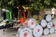 بازار شهرستان سرپلذهاب به استقبال ماه محرم رفت / از عرضه محصولات عزاداری تا سیاه پوش شدن بازار شهرستان