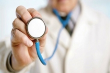 کمبود پزشک عمومی در بیمارستان و مراکز درمانی روستایی / از تجمع بیش از حد بیماران تا هزینه هایی که مردم بامراجعه به کلینیک های شخصی متحمل می شوند