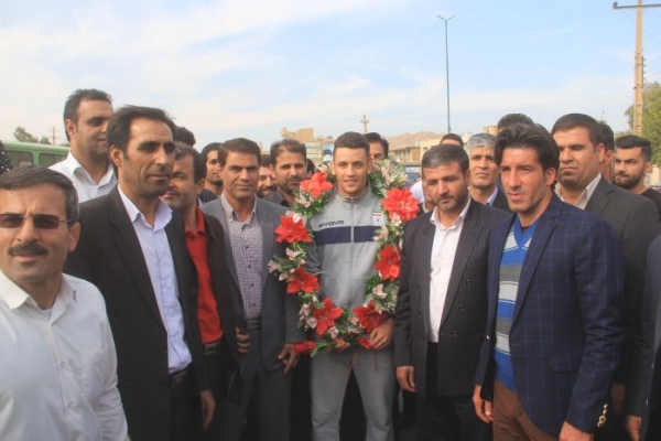  شاهین عباسیان در میان استقبال گرم مسئولین ومردم وارد شهرستان شد