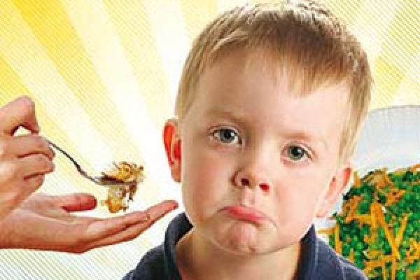 چرا کودکان در خوردن غذا بهانه گیری می کنند ؟ / از اعتصاب کودکان برای خودنمایی تا لجبازی فرزندان با والدین حساس