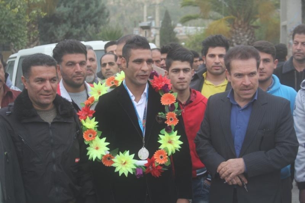 بوکسور سرپل ذهابی با استقبال گرم مسئولین و مردم  ورزش دوست وارد شهرستان شد