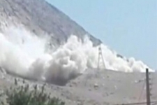 روستایی محصور در بین دو کارخانه سنگ شکن باکوله باری از مشکلات انفجار وگرد وخاک/ ازبین رفتن آرامش روستا با ناملایمات صنعتی 