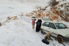 سرما و یخبندان محور مواصلاتی قلعه شاهین به گواور را مسدود کرد/ تلاش راهداری جهت بازگشایی مسیر 