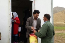  اهدای بسته های حمایتی کارکنان آموزش وپرورش شهرستان به دانش آموزان روستای اکبرآباد