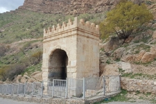 طاق گرا بنایی تاریخی در گردنه پاطاق و برسر راه جاده ابریشم / یادگاری از دوره ساسانی با معماری زیبا آماده پذیرایی از میهمانان نوروزی است