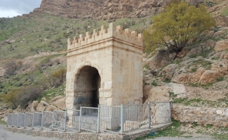 طاق گرا بنایی تاریخی در گردنه پاطاق و برسر راه جاده ابریشم / یادگاری از دوره ساسانی با معماری زیبا آماده پذیرایی از میهمانان نوروزی است