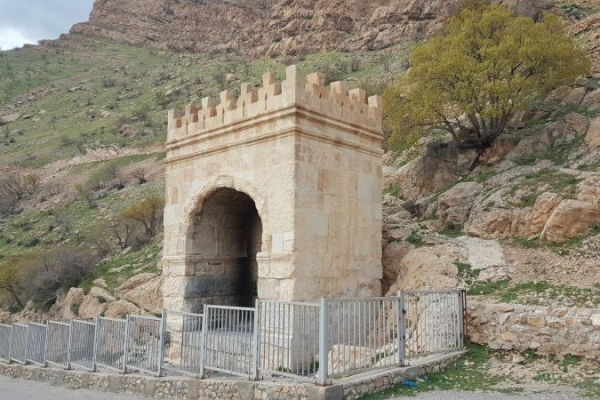 طاق گرا بنایی تاریخی در گردنه پاطاق و برسر راه جاده ابریشم / یادگاری از دوره ساسانی با معماری زیبا آماده پذیرایی از میهمانان نوروزی است