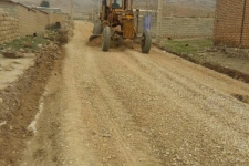 شن ریزی وتسطیح جاده روستای قلعه بهادری بخش مرکزی شهرستان