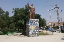  تخریب میادین والمان های شهری با تبلیغات کاندیداهای شورای شهر / بکارگیری بیش از ۵۰ نیروی خدماتی شهرداری برای پاکسازی شهر 