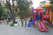 تجهیز پارکها وفضاهای سبز شهرستان به وسایل بازی اجاره ای / وقتی مشکلات مالی کودکان را از ورود به قصربادی رویاهایشان باز می دارد