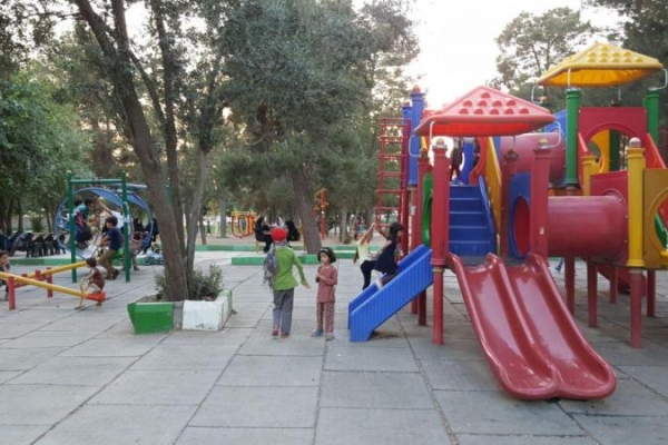 تجهیز پارکها وفضاهای سبز شهرستان به وسایل بازی اجاره ای / وقتی مشکلات مالی کودکان را از ورود به قصربادی رویاهایشان باز می دارد