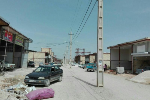 جانمایی غیرکارشناسانه تیرهای برق در وسط خیابان های شهرک / ازایجاد تصادفهای بسیار تا هزینه هایی که برای اداره برق تحمیل می شود