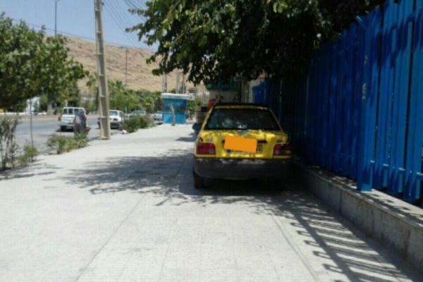 تخطی رانندگان بی قانون از قوانین راهنمایی رانندگی / وقتی حریم پیاده روهای شهر ملک قانونی اشخاص می شود 