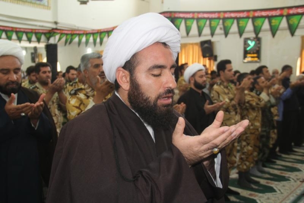 نماز عبادی سیاسی جمعه به امامت حجت الاسلام فاطمی نسب امام جمعه شهرستان در صفوف به هم پیوسته ودشمن شکن مردم سرپلذهاب اقامه شد