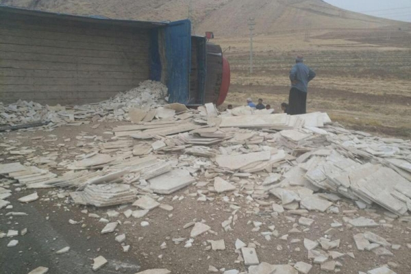 واژگونی کامیون در محور سرپلذهاب  ۲ کشته ومصدوم برجای گذاشت