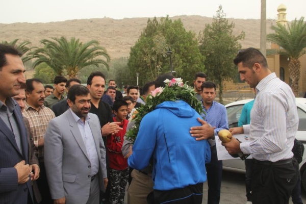 بوکسور سرپل ذهابی با استقبال گرم مسئولین و مردم ورزش دوست وارد شهرستان شد