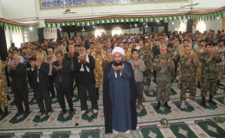 نماز عبادی سیاسی جمعه به امامت حجت الاسلام فاطمی نسب امام جمعه شهرستان در صفوف به هم پیوسته ودشمن شکن مردم سرپلذهاب اقامه شد