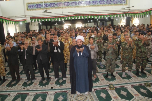 نماز عبادی سیاسی جمعه به امامت حجت الاسلام فاطمی نسب امام جمعه شهرستان در صفوف به هم پیوسته ودشمن شکن مردم سرپلذهاب اقامه شد