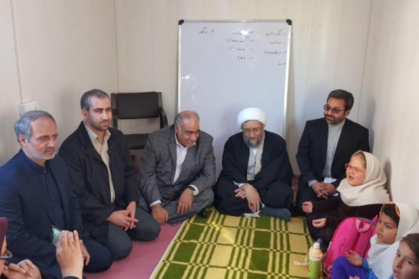 دیدار رئیس دستگاه قضا بامردم ودانش آموزان نقاط زلزله زده سرپل ذهاب