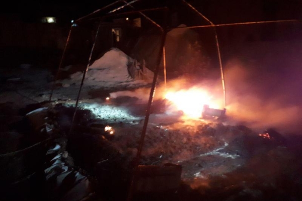 آتش سوزی در چادر زلزله زدگان سرپل ذهاب کماکان ادامه دارد/ لزوم تدابیر خاص مسئولین در جهت رسیدگی به مشکلات مردم