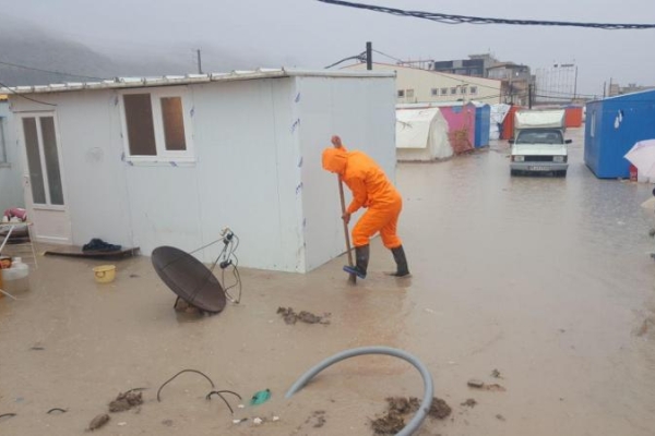 آبگرفتگی چادرها و محل تشکیل کلاس درس دانش آموزان 2 مشکل عمده زلزله زدگان سرپل ذهاب/ مدارس با تاخیر تعطیل شد