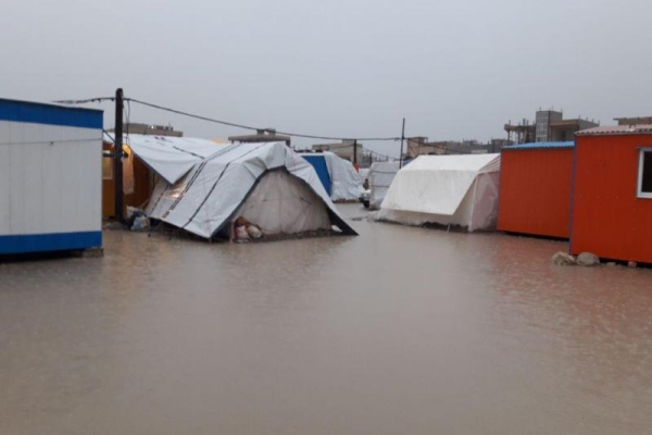 آبگرفتگی چادرهای زلزله زدگان سرپل ذهاب دریاچه ای از تدبیر و امید به بار آورد/ غفلت مسئولین و سردرگمی درمیان وعده های بی شمار در مناطق زلزله زده 